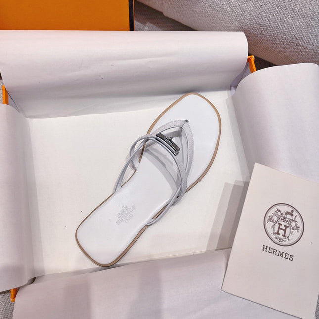 HM 26S KELLY BUCKLE THONG SANDALS IN WHITE CALFSKIN SILVER HARDWARE
