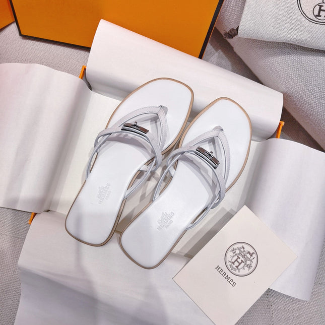 HM 26S KELLY BUCKLE THONG SANDALS IN WHITE CALFSKIN SILVER HARDWARE