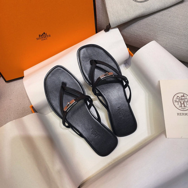 HM 26S KELLY BUCKLE THONG SANDALS IN BLACK CALFSKIN SILVER HARDWARE