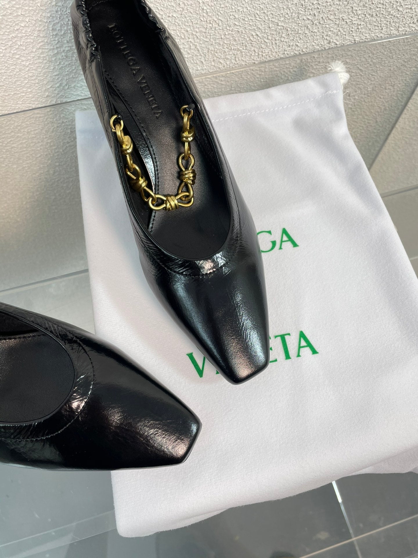 SHARP CHAIN PUMP 6 CM IN BLACK CALFSKIN