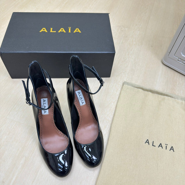 DECOLLETE PUMPS IN BLACK PATENT CALFSKIN