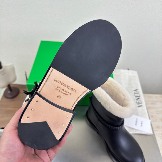 BOTTEGA VENETA 26S FUR-LINED BOOTS IN BLACK CALFSKIN AND WHITE WOOL