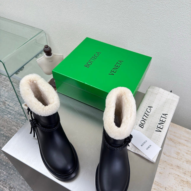 BOTTEGA VENETA 26S FUR-LINED BOOTS IN BLACK CALFSKIN AND WHITE WOOL
