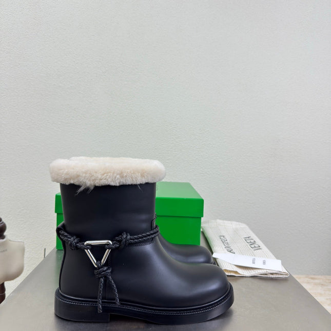 BOTTEGA VENETA 26S FUR-LINED BOOTS IN BLACK CALFSKIN AND WHITE WOOL