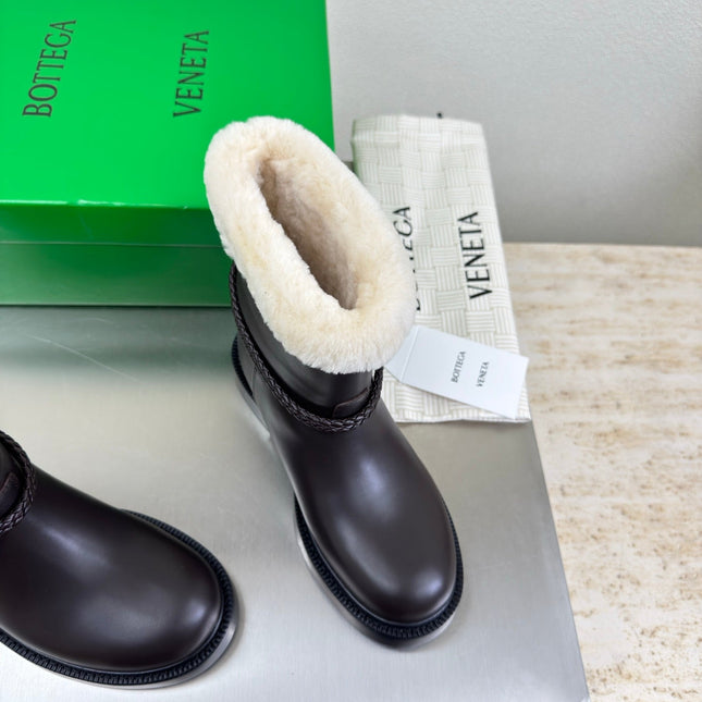 BOTTEGA VENETA 26S FUR-LINED BOOTS IN DARK BROWN CALFSKIN AND WHITE WOOL