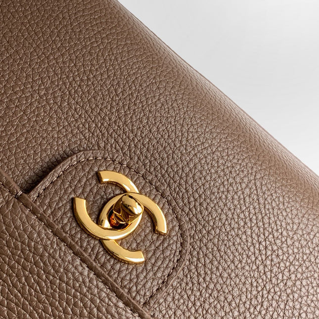 CHANEL 26S SOUPLISSIMO MAXI FLAP 39 IN BROWN GRAINED CALFSKIN GOLD HARDWARE