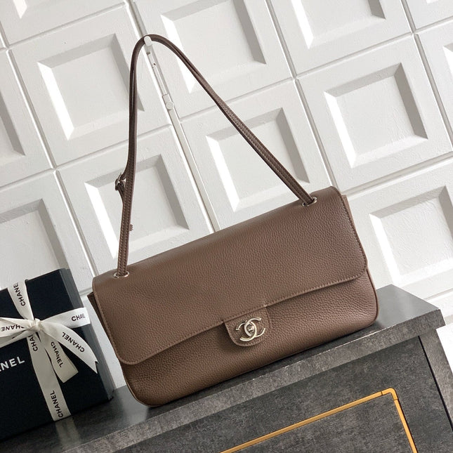 CHANEL 26S SOUPLISSIMO MAXI FLAP MEDIUM 32 IN BROWN GRAINED CALFSKIN SILVER HARDWARE