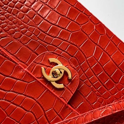 CHANEL 26S SOUPLISSIMO MAXI FLAP 39 IN RED CROCODILE-EMBOSSED CALFSKIN GOLD HARDWARE