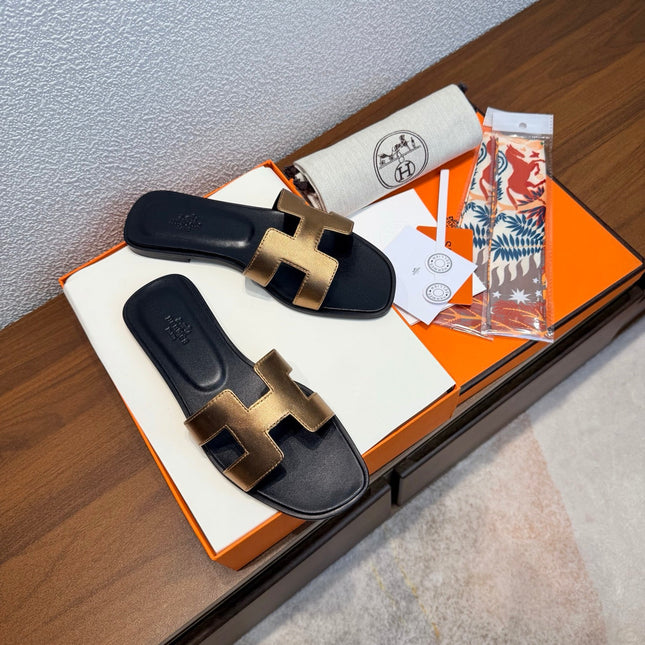 HM 26S ORAN SANDAL IN BLACK AND GOLD CALFSKIN