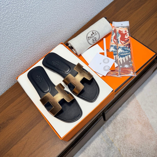 HM 26S ORAN SANDAL IN BLACK AND GOLD CALFSKIN