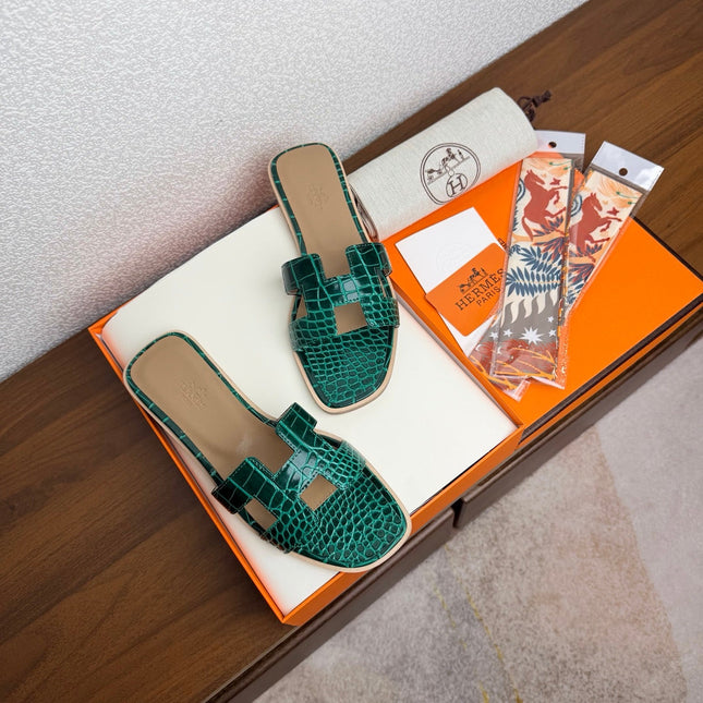 HM 26S ORAN SANDAL IN EMERALD GREEN CALFSKIN CROCODILE EMBOSSED