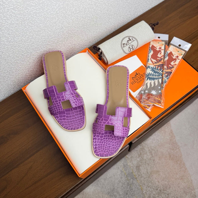 HM 26S ORAN SANDAL IN LAVENDER PURPLE CALFSKIN CROCODILE EMBOSSED