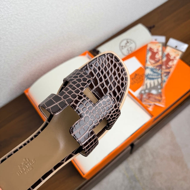 HM 26S ORAN SANDAL IN DARK BROWN CALFSKIN CROCODILE EMBOSSED