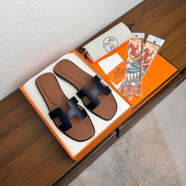 HM 26S ORAN SANDAL IN BLACK AND BROWN CALFSKIN