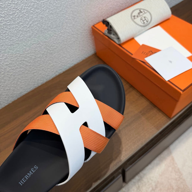 HM 26S KAZIMIR SANDAL IN WHITE CALFSKIN AND ORANGE FABRIC