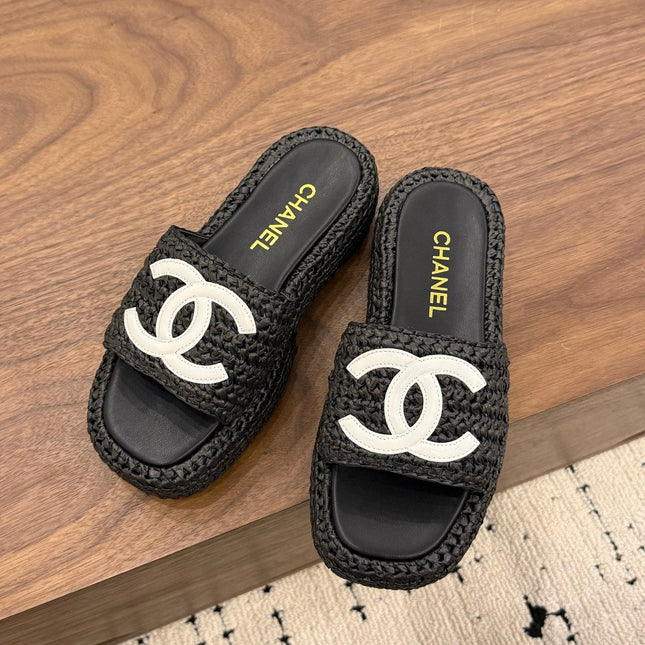 CHANEL 26S PLATFORM SLIDES 40 MM IN BLACK WOVEN RAFFIA