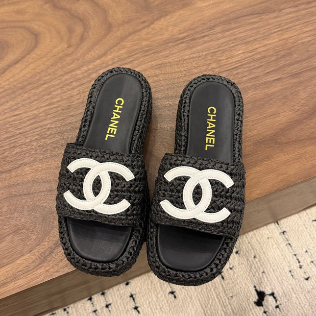 CHANEL 26S PLATFORM SLIDES 40 MM IN BLACK WOVEN RAFFIA