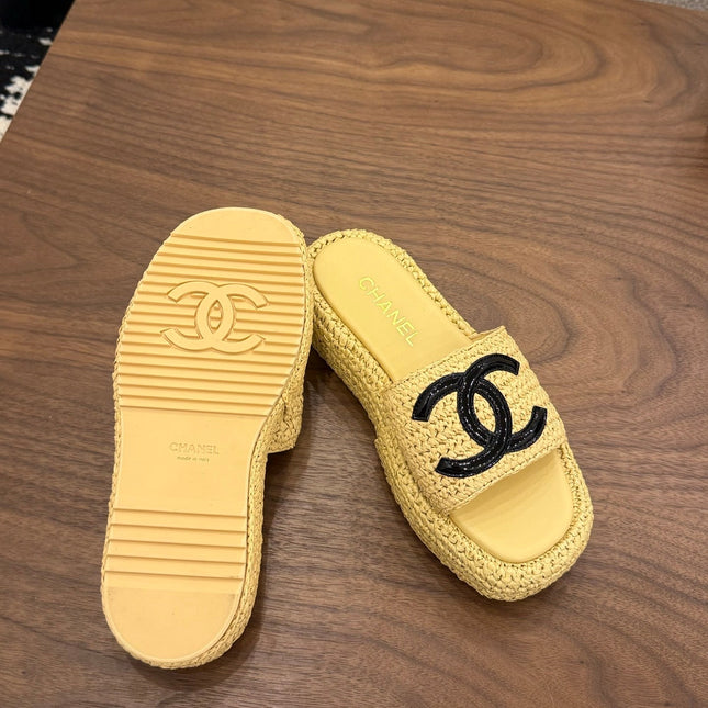 CHANEL 26S PLATFORM SLIDES 40 MM IN PASTEL YELLOW WOVEN RAFFIA