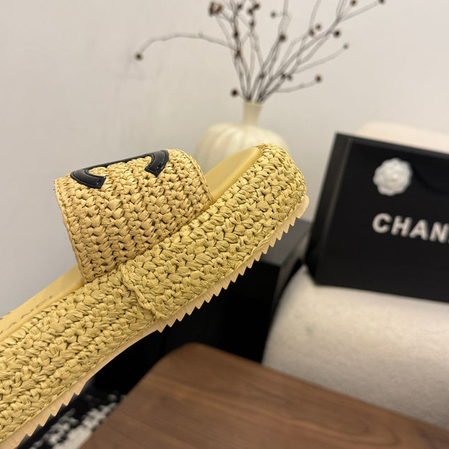 CHANEL 26S PLATFORM SLIDES 40 MM IN PASTEL YELLOW WOVEN RAFFIA