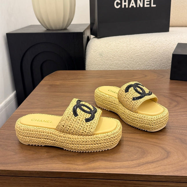 CHANEL 26S PLATFORM SLIDES 40 MM IN PASTEL YELLOW WOVEN RAFFIA