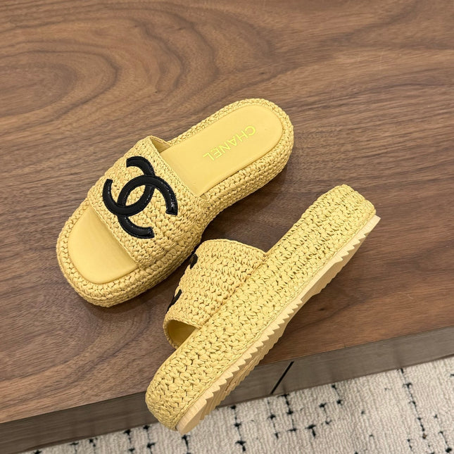 CHANEL 26S PLATFORM SLIDES 40 MM IN PASTEL YELLOW WOVEN RAFFIA