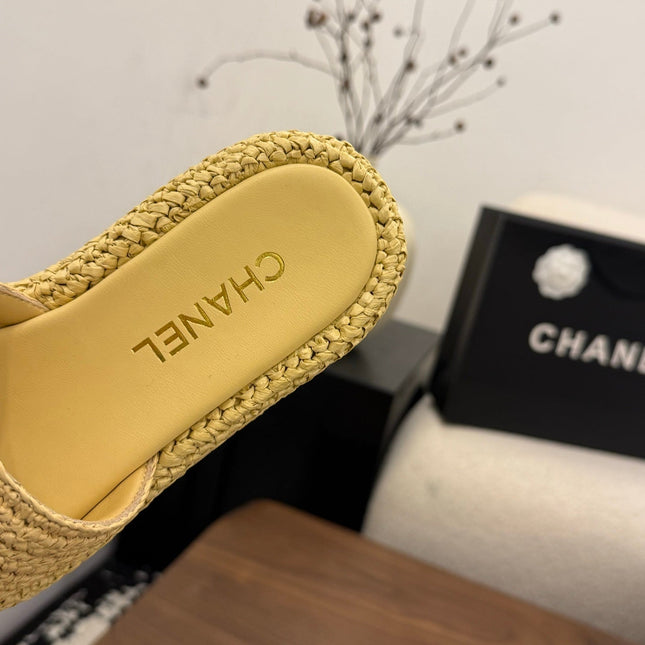 CHANEL 26S PLATFORM SLIDES 40 MM IN PASTEL YELLOW WOVEN RAFFIA