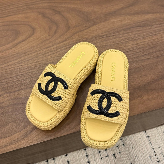 CHANEL 26S PLATFORM SLIDES 40 MM IN PASTEL YELLOW WOVEN RAFFIA