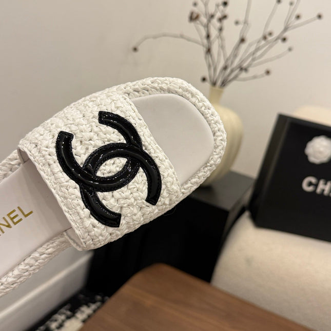 CHANEL 26S PLATFORM SLIDES 40 MM IN WHITE WOVEN RAFFIA