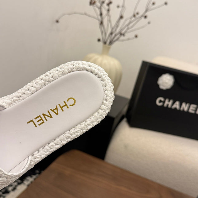 CHANEL 26S PLATFORM SLIDES 40 MM IN WHITE WOVEN RAFFIA
