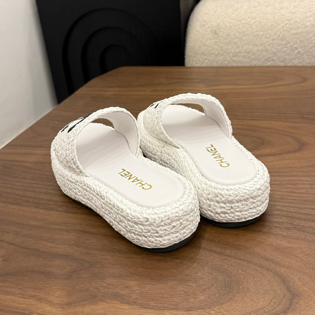 CHANEL 26S PLATFORM SLIDES 40 MM IN WHITE WOVEN RAFFIA