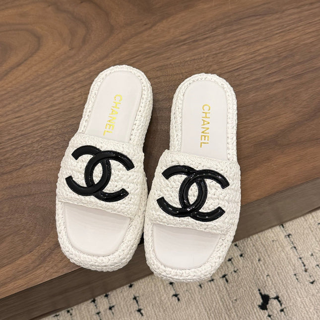 CHANEL 26S PLATFORM SLIDES 40 MM IN WHITE WOVEN RAFFIA