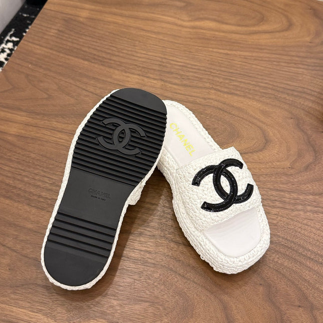 CHANEL 26S PLATFORM SLIDES 40 MM IN WHITE WOVEN RAFFIA