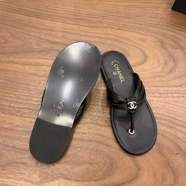 CHANEL 26S THONG SANDALS IN BLACK CALFSKIN WITH CC LOGO
