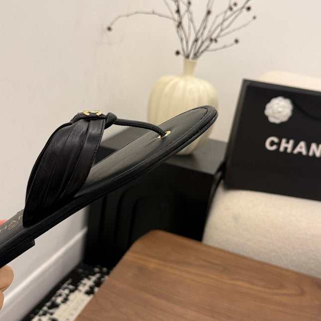 CHANEL 26S THONG SANDALS IN BLACK CALFSKIN WITH CC LOGO