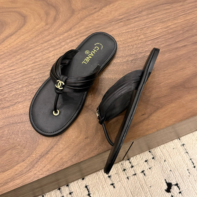 CHANEL 26S THONG SANDALS IN BLACK CALFSKIN WITH CC LOGO