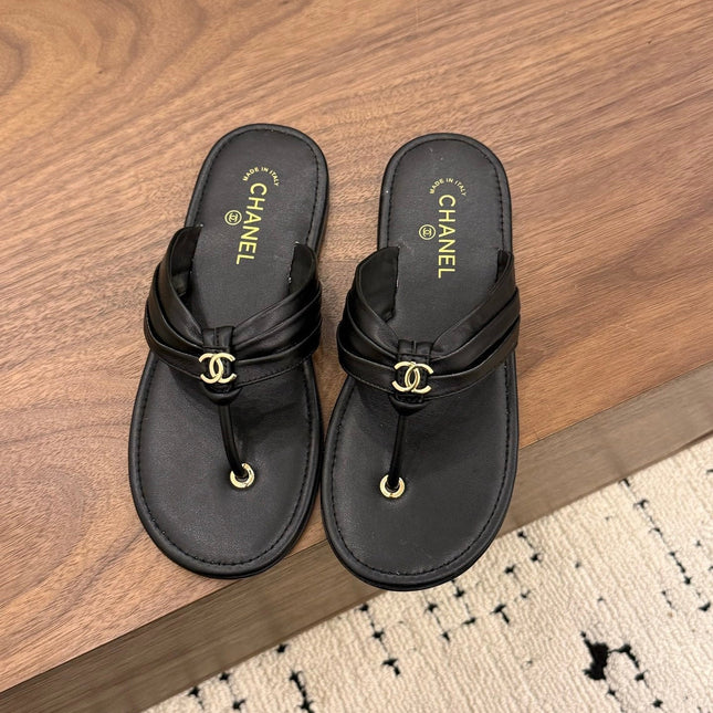 CHANEL 26S THONG SANDALS IN BLACK CALFSKIN WITH CC LOGO