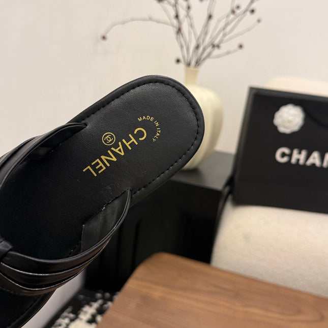CHANEL 26S THONG SANDALS IN BLACK CALFSKIN WITH CC LOGO