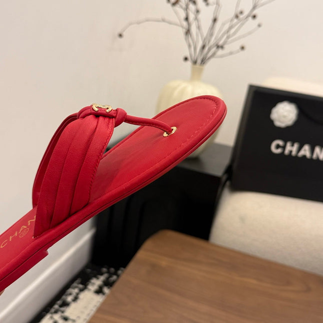 CHANEL 26S THONG SANDALS IN RED CALFSKIN WITH CC LOGO