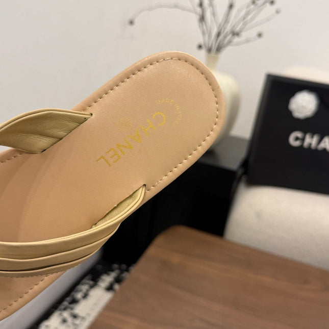 CHANEL 26S THONG SANDALS IN BEIGE CALFSKIN WITH CC LOGO