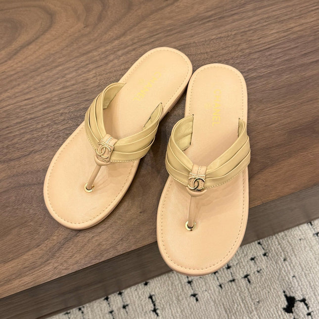 CHANEL 26S THONG SANDALS IN BEIGE CALFSKIN WITH CC LOGO