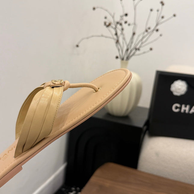 CHANEL 26S THONG SANDALS IN BEIGE CALFSKIN WITH CC LOGO
