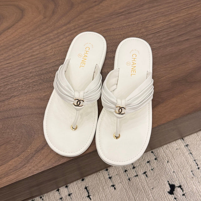 CHANEL 26S THONG SANDALS IN WHITE CALFSKIN WITH CC LOGO