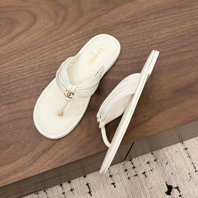 CHANEL 26S THONG SANDALS IN WHITE CALFSKIN WITH CC LOGO