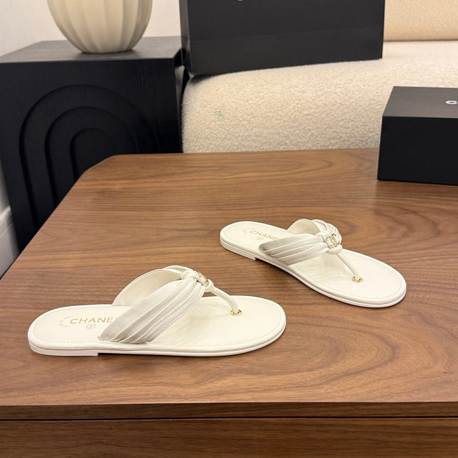 CHANEL 26S THONG SANDALS IN WHITE CALFSKIN WITH CC LOGO