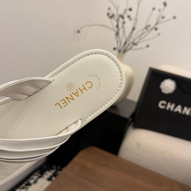 CHANEL 26S THONG SANDALS IN WHITE CALFSKIN WITH CC LOGO