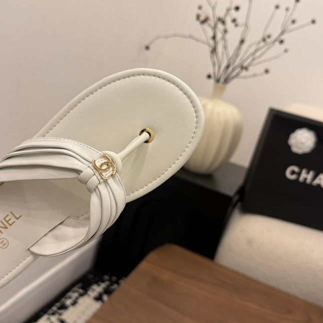 CHANEL 26S THONG SANDALS IN WHITE CALFSKIN WITH CC LOGO