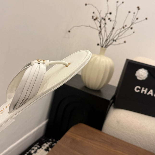 CHANEL 26S THONG SANDALS IN WHITE CALFSKIN WITH CC LOGO