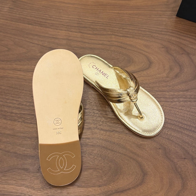 CHANEL 26S THONG SANDALS IN GOLD CALFSKIN WITH CC LOGO