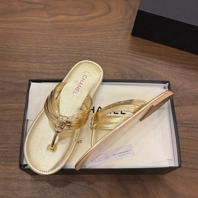 CHANEL 26S THONG SANDALS IN GOLD CALFSKIN WITH CC LOGO