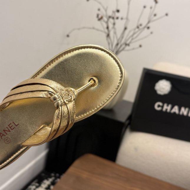 CHANEL 26S THONG SANDALS IN GOLD CALFSKIN WITH CC LOGO